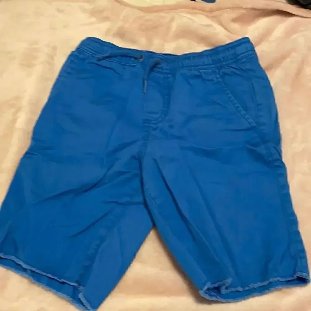 Barely worn Gap kids size 8 shorts.